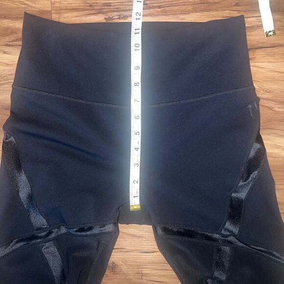 Zyia Active Lightweight Black Leggings with Lace Peekaboos Size 8-10 - Picture 7 of 10